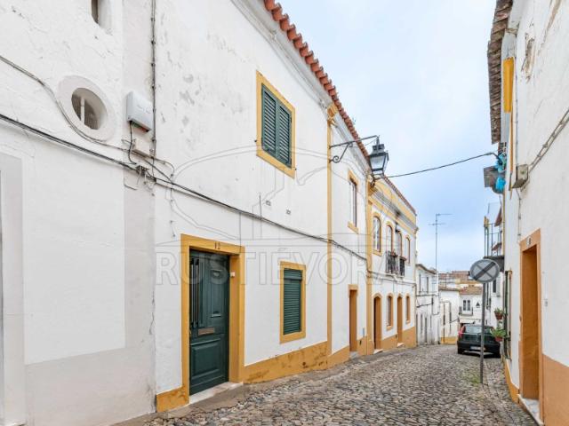 Moradia Unifamiliar T4 no Centro Histórico da Cidade Potencial de Divisão em 2 T2