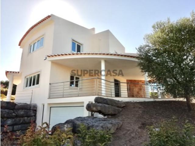 Moradia Unifamiliar T4 à Venda no Prestigiado Belas Clube de Campo