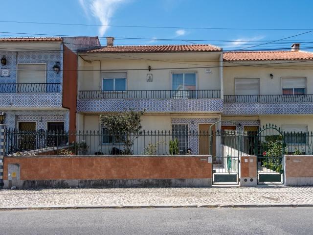 Moradia Unifamiliar T4 com Logradouro e Anexo Habitável em M. 130m² Algueirão Mem Martins