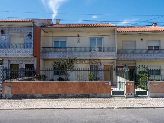 Moradia Unifamiliar T4 com Logradouro e Anexo Habitável em Mem Martins
