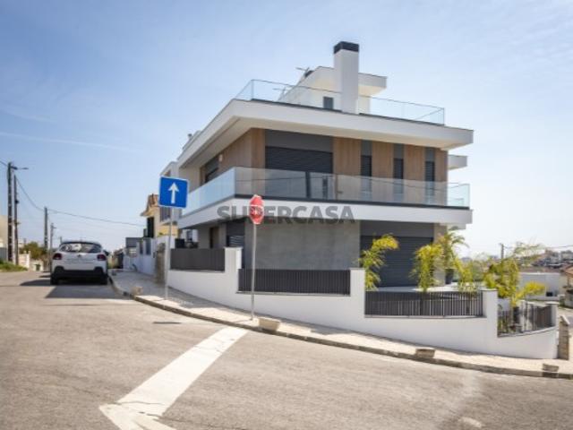 Moradia Unifamiliar T4 Com Painéis Solares, piscina, terraço na cobertura, varandas, garagem e pequeno logradouro ajardinado, localizada no Bairro da Primavera, Lote 33, Santa Iria de Azoia