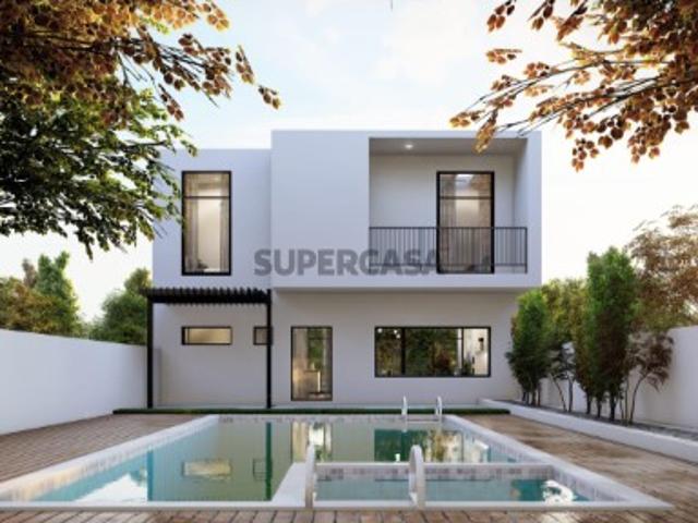 Moradia Unifamiliar T4 com piscina, garagem e logradouro em construção
