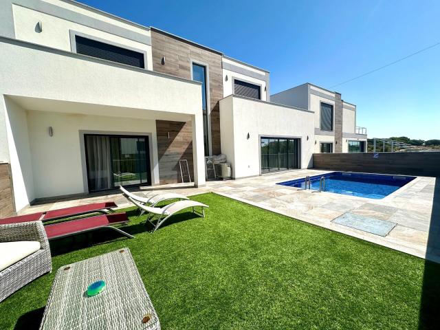 Moradia Unifamiliar T3 com piscina 200m² Albufeira e Olhos de Água