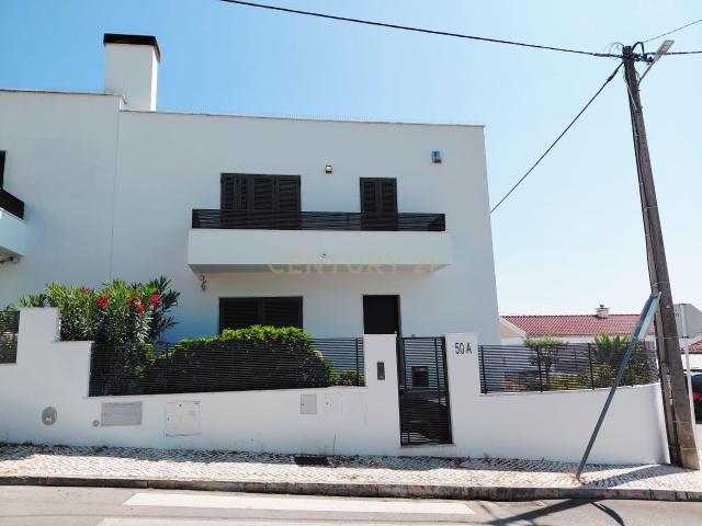 Moradia unifamiliar T3 como nova, no Fanqueiro Loures