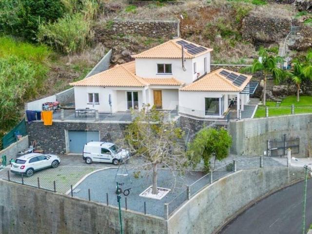 Moradia Unifamiliar | Tipologia T3 + Escritório| Vista Mar |. 210m² Calheta