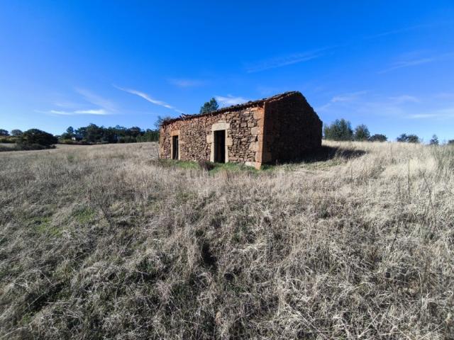 REDUZIDO !Moradia Urbana em Pedra para Reconstruir Região do Fundão implantada em 5,5 hectares de terreno Rural