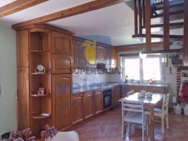 Moradia usada em Louriçal, Pombal, com 3 quartos, 2 pisos e áreas generosas num terreno de 356 m². D