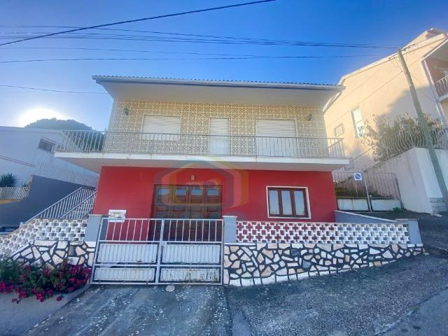 Moradia usada T4+1 com garagem inserida num terreno com 5581. 180m² Maceira