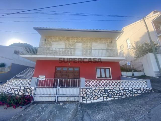 Moradia usada T4+1 com garagem inserida num terreno com 5581 m2
