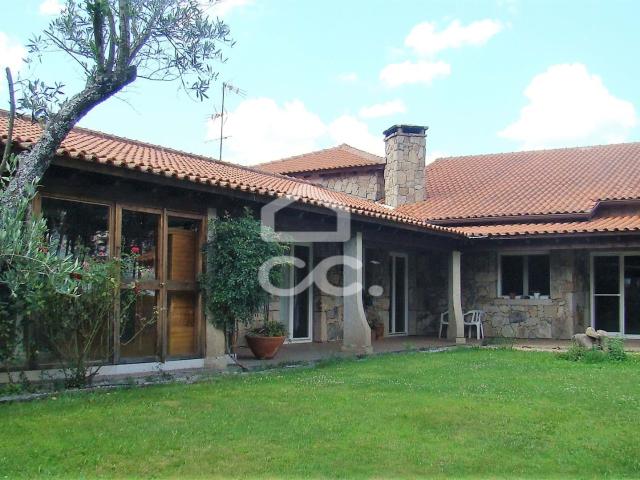 Moradia V4+1 com piscina e terreno envolvente com uma área de 3400m2