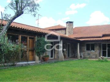 Moradia V4+1 com piscina e terreno envolvente com uma área de 3400m2