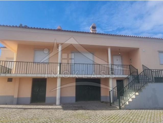 Moradia V4 bem conservada com piscina inserida em 22.000m2 de terreno