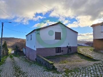 Moradia V4 com terreno de 1.000 m² em Vilar de Ossos – Vinhais