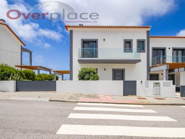 Moradia V4 com vista mar frontal localizada no concelho de P. 0m² Atouguia Da Baleia