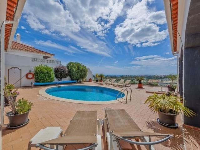 Moradia V4 com vista para o mar e garagem privada 316m² Albufeira e Olhos de Água