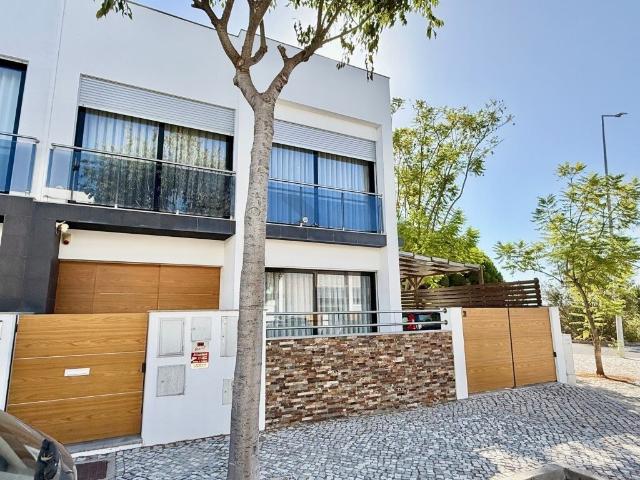 Moradia V4 com garagem Olhão 239m² Quelfes