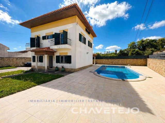 Moradia V4 com garagem e piscina a 7 km de Tomar e de praia. 0m² Serra de Junceira