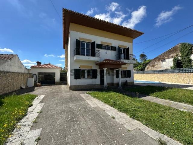 Moradia V4 com garagem e piscina a 7 km de Tomar e de praia fluvial na Albufeira do Castelo do Bode