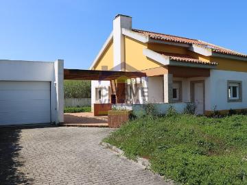 Moradia V4 com Garagem e Quintal, perto da Praia Casal da Murta, Lourinhã