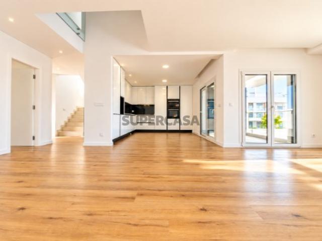 Moradia V4 com Garagem, Piscina e Jardim em Vale de Milhaços Corroios