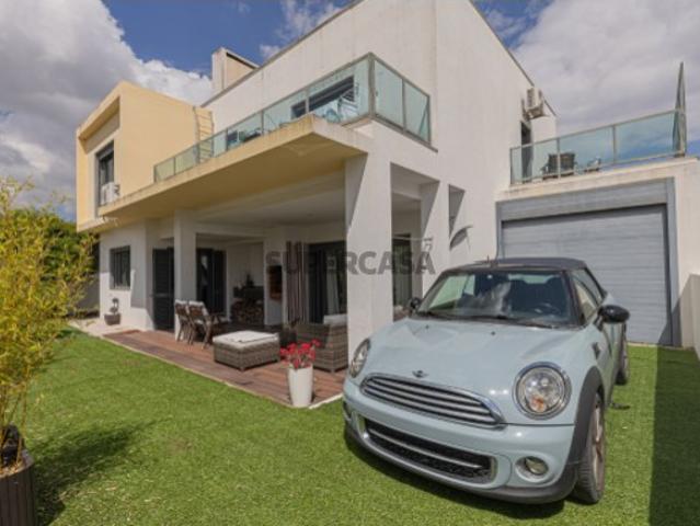 Moradia V4 com Garagem, Solário e Barbecue
