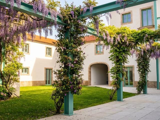Moradia V4 com Jardim e Terraço em Condomínio com Piscina 276m² da Madalena e Samaiões