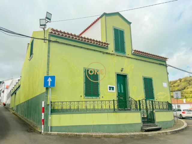 Moradia V4+ com pátio no centro de Água de Pau – Lagoa