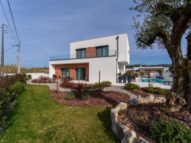 Moradia V4 com piscina aquecida, jardim e garagem em Alfeize. 155m² Alfeizerão
