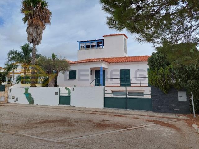 Moradia V4 com piscina, cave, parqueamento, lote de 1100m2