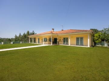 Moradia V4 com piscina e terreno a 15min de Leiria