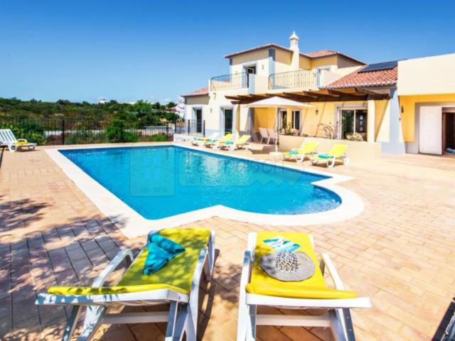Moradia V4 com Piscina Privativa | Arrendamento Anual | Olhão