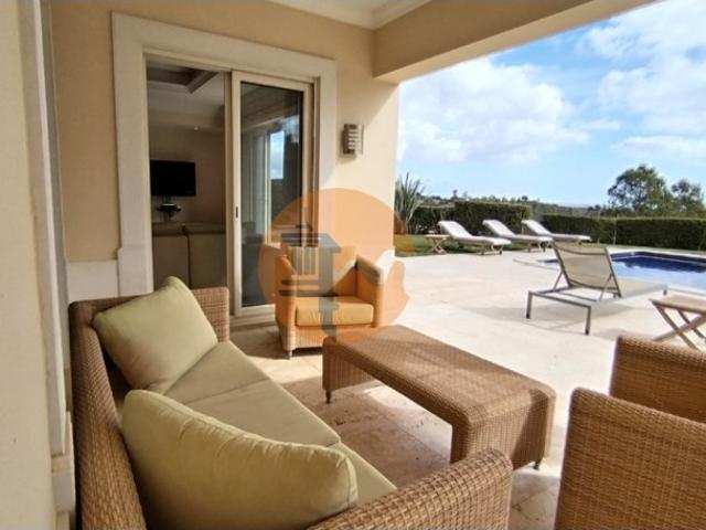 Moradia V4 com piscina terraços no Golfe Monte Rei