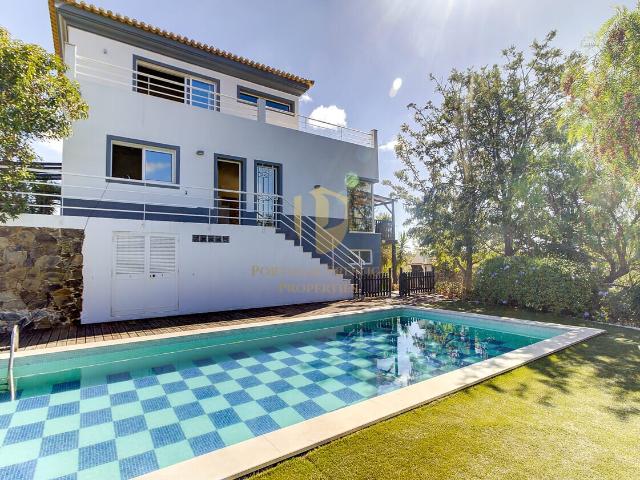 Moradia V4 de Excelência com Piscina e Vistas Magníficas sobre o Campo com Terreno