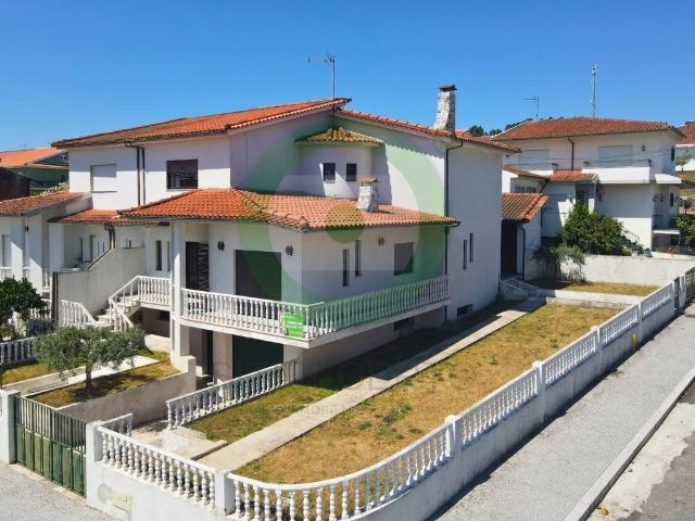 Moradia V4 de 3 Pisos no Centro de Valpaços – Excelente Localização e Vistas Deslumbrantes