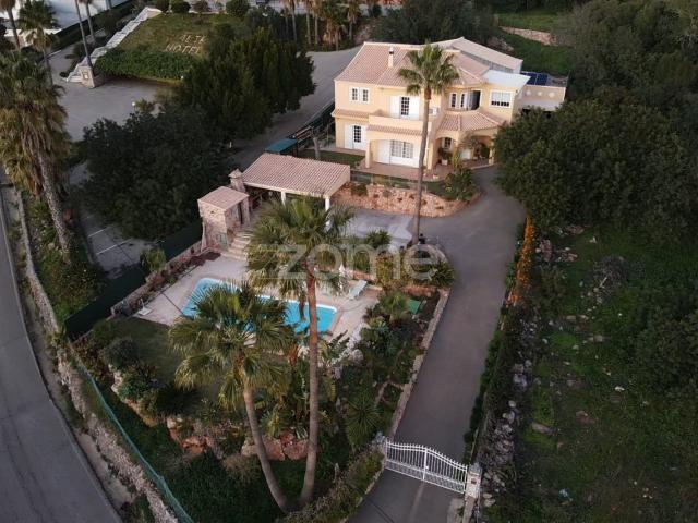 Moradia V4 em Alte com piscina e uma deslumbrante vista mar