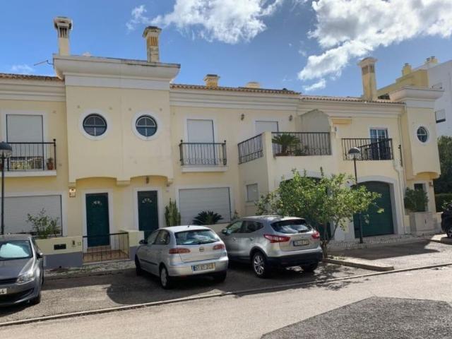 Moradia V4 em Banda ocupada ilegalmente composta por 2 pis. 228m² Faro Sé e São Pedro