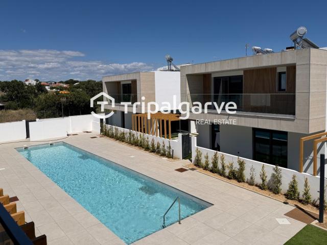 Moradia V4 em banda com piscina 163m² Ferreiras