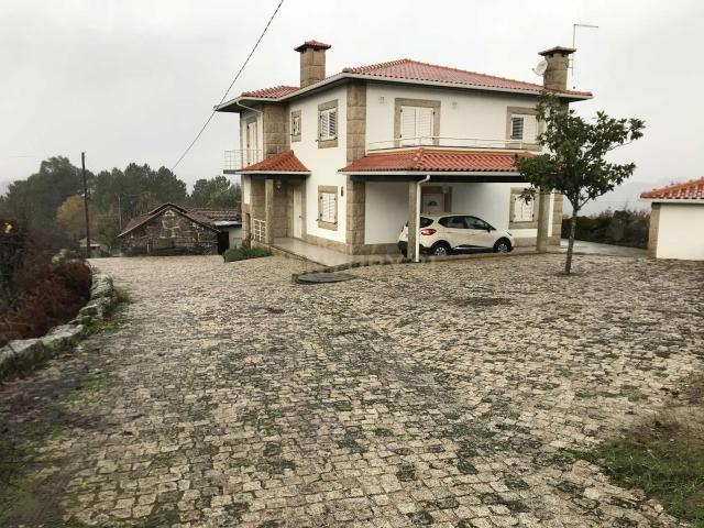 Moradia V4 + Moradia para Restauro + 1000 m² de terreno em Tabuado, Marco de Canaveses