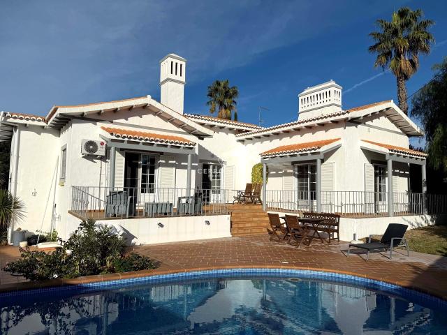 Moradia V4 espaçosa com piscina, garagem e vista mar em Boliqueime