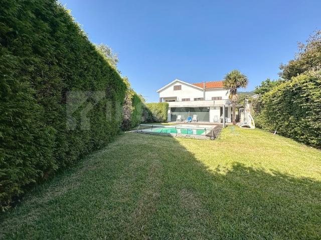 Moradia V4 isolada com piscina aquecida e vista mar