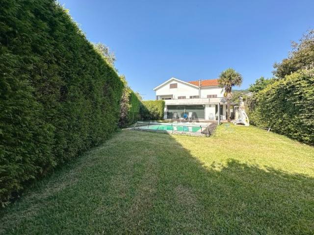 Moradia V4 isolada com piscina aquecida e vista mar