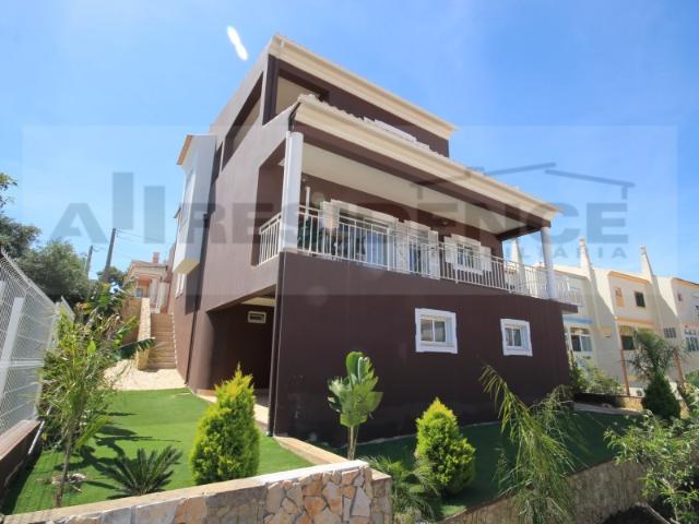 Moradia V4 isolada em zona tranquila com excelente localização em Algoz, Silves