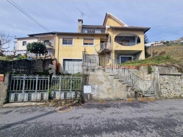 Moradia V4 para Remodelar Loureiro | A 15 min do Peso da Régua
