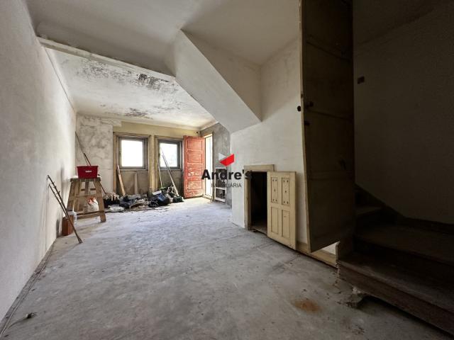 Moradia V4 | Para renovar | Garagem | Terraço | à Constituição | Cedofeita | Porto