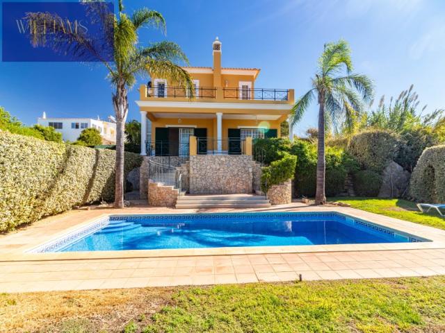 MORADIA V4 PISCINA BOLIQUEIME