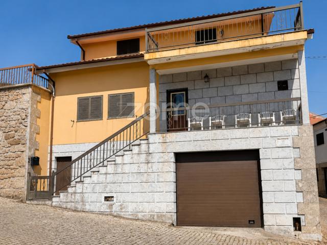 Moradia V4 situada na aldeia de Curalha a 10 minutos da cidade