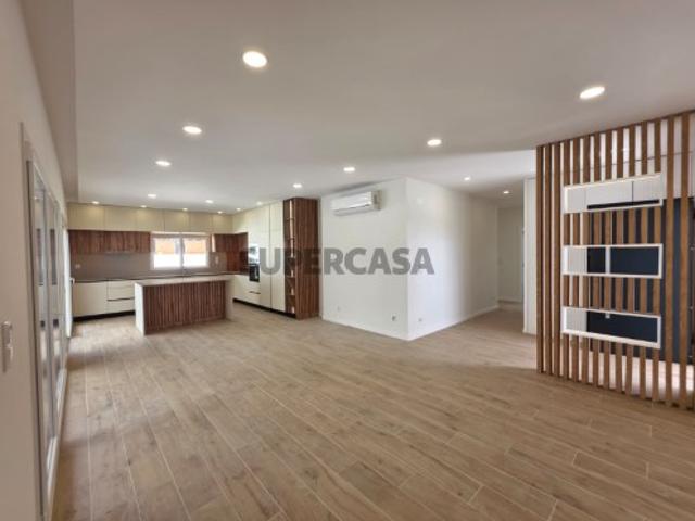 Moradia V4, Térrea, Piscina, Garagem