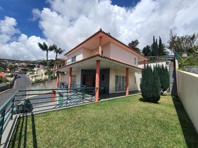 Moradia V4 Virtudes 240m² São Martinho