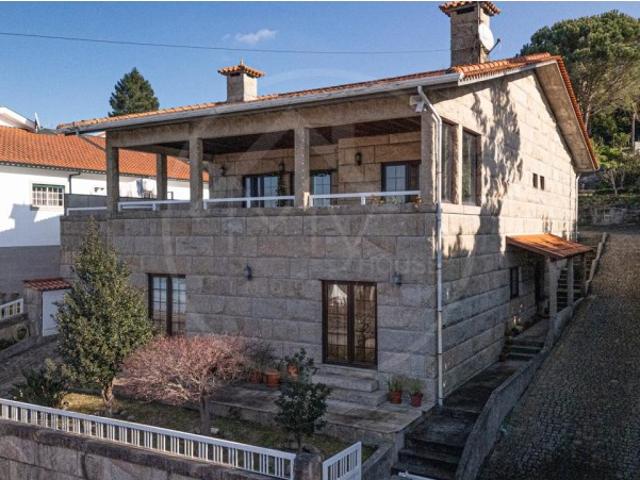 Moradia V4 + 1 Guimarães Costa