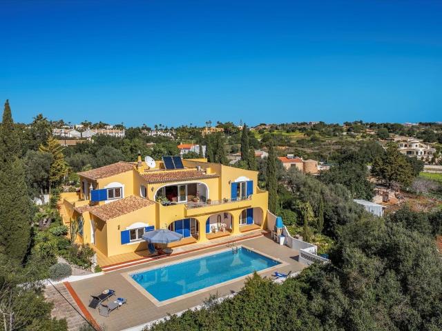 Moradia V5+1 com piscina privada e vistas espetaculares 308m² Guia